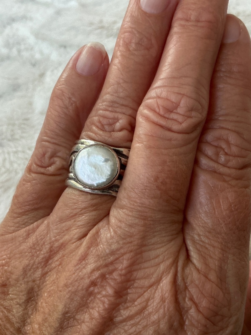Silver Ring with White Mother-of-Pearl Center - Picture 2 of 12